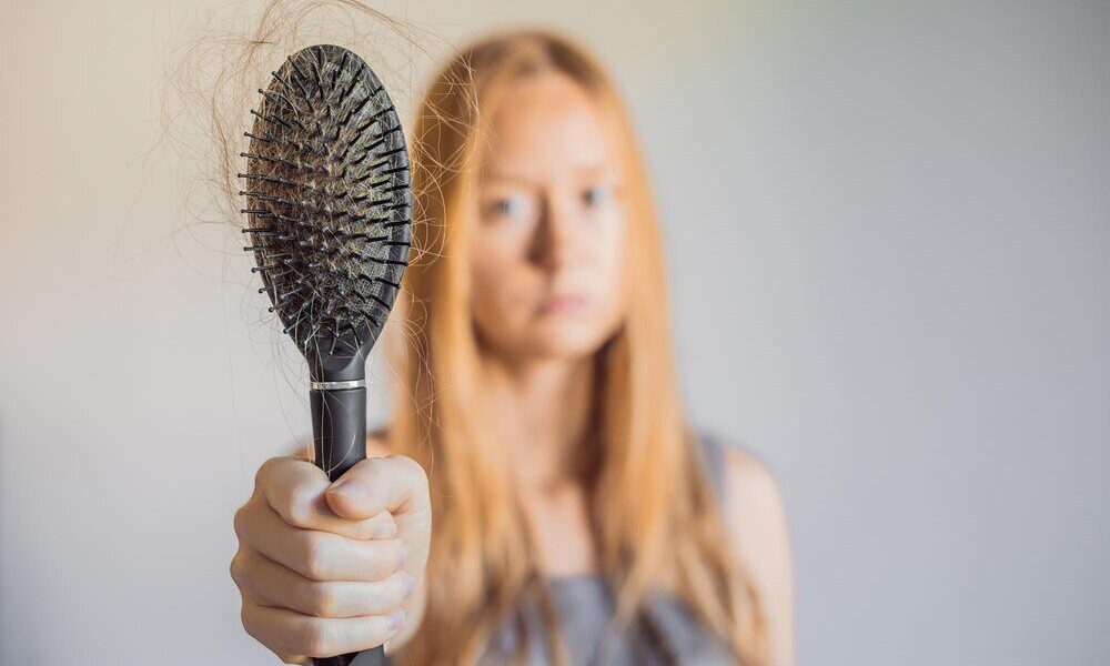 Sen o wypadających włosach – lęk przed utratą kontroli