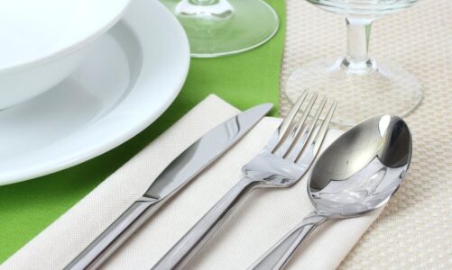 Jak układać sztućce na stole – zasady savoir-vivre’u