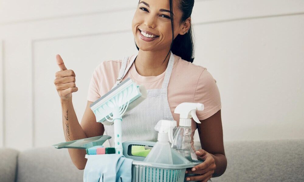 Jak usunąć plamę z farby plakatowej – domowe sposoby krok po kroku