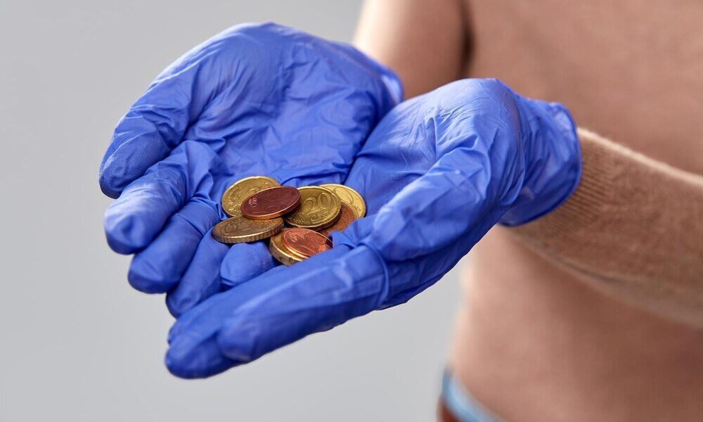 Jak wyczyścić monety z rdzy bez utraty patyny?