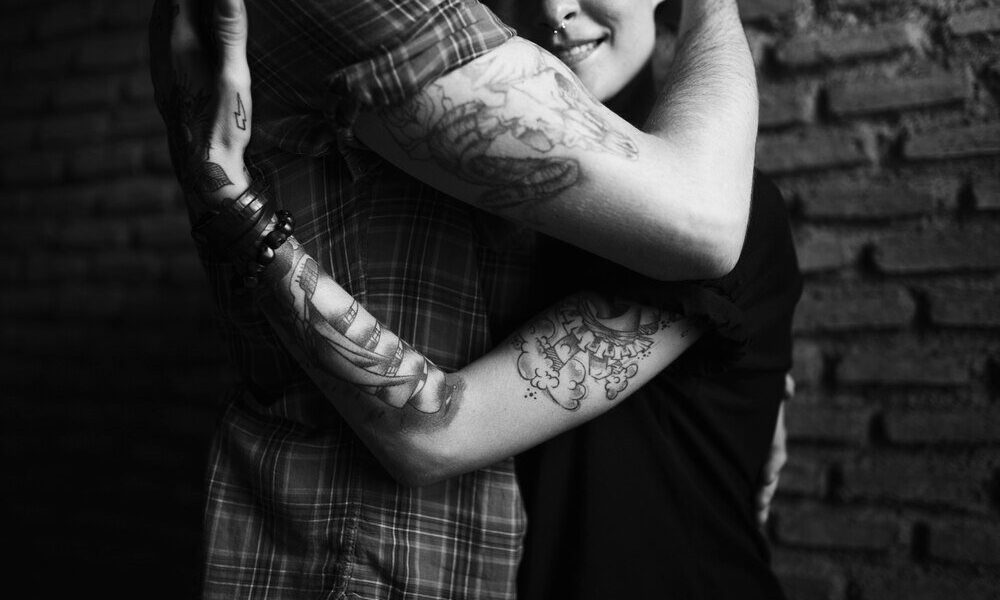 Wspólny tatuaż dla pary – symbole miłości i bliskości